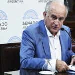 Oscar Parrilli presentó un proyecto en el Senado para que la transmisión de los partidos de fútbol sea gratuita