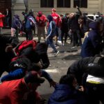 Unos 48 detenidos y 15 policías heridos, tras los incidentes en Independiente