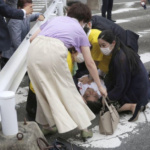 Conmoción mundial: el ex primer ministro de Japón recibió dos tiros mientras daba un discurso