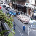 El video de la Policía de Larreta custodiando la llegada de dos volquetes llenos de piedras cerca del domicilio de CFK