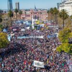 Contundente movilización a Plaza de Mayo tras el atentado a Cristina