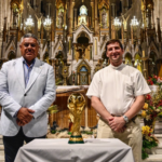 Claudio Tapia llevó la Copa del Mundo a la Virgen de Luján