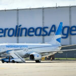 Llegan en un avión de Aerolíneas Argentinas los primeros argentinos evacuados de Israel