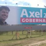 Arranca la campaña: aparecieron carteles de “Axel Gobernador 2023”