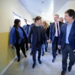 General Belgrano: Kicillof inauguró una escuela y entregó computadoras a los estudiantes