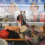Desalojan a cientos de personas que dormían en Aeroparque: “Cada vez hay más gente en situación de calle y se refugian donde pueden”