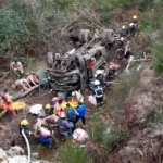 Unos cuatro muertos y diecisiete heridos por el desbarranco de un camión del Ejército en San Martín de los Andes