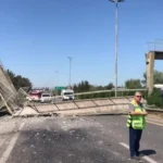 Vídeo: en Ruta 2 un camión que derribó un puente peatonal en pleno éxodo turístico