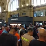 "Los trenes no se venden": pasajeros y trabajadores cantaron en rechazo a una privatización