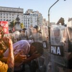Tensión frente al Congreso Nacional por el avance de Gendarmería sobre los manifestantes