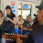 Viral: mirá lo que pasó cuando un musico tocó la marcha peronista en el tren Sarmiento