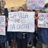 Multitudinaria protesta frente al country donde vive Luis Caputo