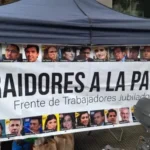 "TRAIDORES A LA PATRIA": la pancarta que colgaron en la puerta del Congreso contra la Ley Ómnibus de Milei