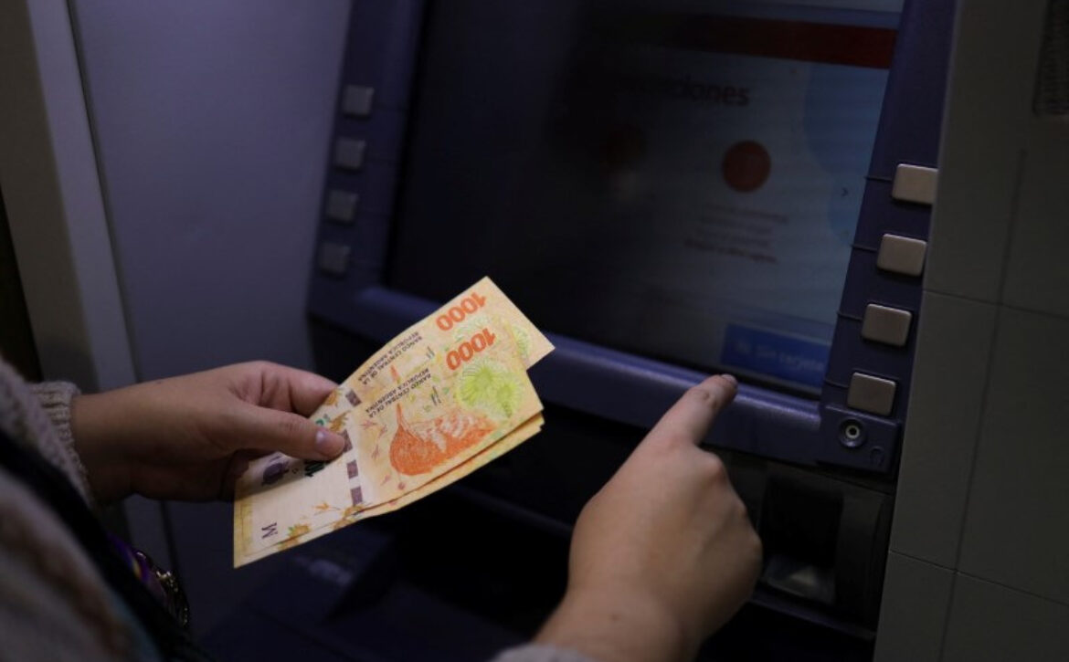 Una persona retira dinero de un cajero automático en Buenos Aires