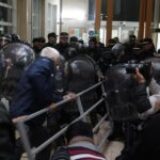 Se agrava el conflicto en Misiones: manifestantes intentaron tomar la legislatura y hubo represión
