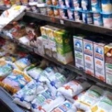 La economía de Milei: el litro de leche en Argentina ya es más caro que en Mónaco y Japón
