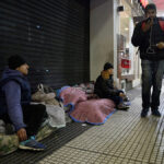La crisis económica esta empujando a cada vez más personas a compartir habitaciones o a terminar en la calle
