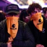 Estudiantes libertarios quisieron tapar mural del Che pero los sacaron corriendo y debieron pedir ayuda a la policía