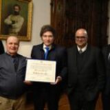 Otra truchada más: Milei recibió un premio de un economista brasilero inhabilitado por fraude