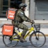 Crisis terminal en las Fuerzas Armadas: habilitan a militares a trabajar de Uber y como repartidores