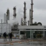 Derrumbe económico: cerró la única fábrica de caucho sintético del país y despiden a 200 trabajadores