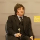 Delirio total: Mientras la economía se derrumba y la pobreza aumenta, Milei dice que quiere un tesla cibertruck negro con un león dorado