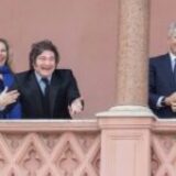 Delirio total: mientras medio país esta bajo el agua Milei sale a “farmear aura” al balcón de la Casa Rosada